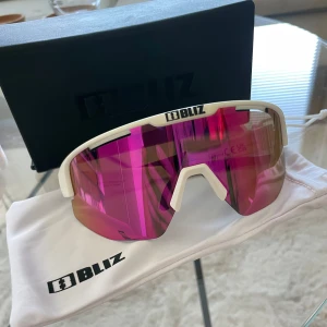 Bliz Matrix - Bliz Matrix glasögon i väldigt fint skick. Endast använda ett fåtal gånger. Perfekta solglasögon för olika aktiviteter.