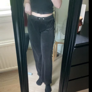 Mjukisbyxor - Sköna mjukis byxor att ha hemma som är utsvängda nere vid fötterna. Saknar tyvärr snöret som ska sitta i midjan