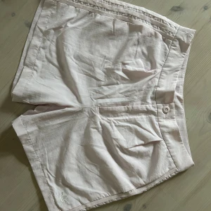 Adidas shorts  - Rosa shorts från Adidas. Säljer dom då jag inte längre använder dom. Dom är i bra skick utan några skador. Storleken är 38.