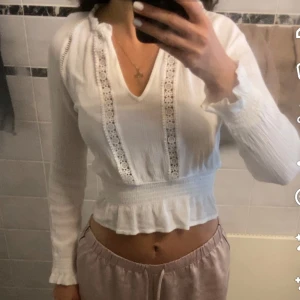 Jättefin blus - Jag säljer denna jättesnygga blusen eftersom den tyvärr är för liten. Storlek 32 men passar även 34. Mycket bra skick!