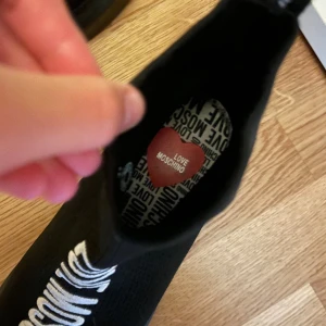 Snygga moshino sock - Oanvända moshino skor som jag vill sälja priset är 700 för de är köpta för 3000 men kan sänka priset för vill bli av med de.