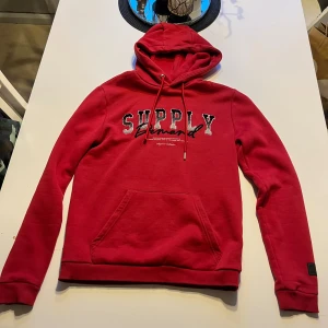 Supply Hoodie - Den här tröjan får dig och se stor ut vilket e bra och attraherande😉