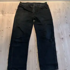 Snygga Rustler Jeans, lite mer ”baggy fit”. Har någon enstaka fläck på sig men annars i bra skick. 