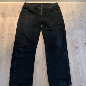Rustler Jeans - Snygga Rustler Jeans, lite mer ”baggy fit”. Har någon enstaka fläck på sig men annars i bra skick. 