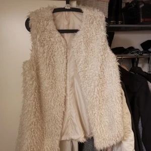 Pälsväst  - Säljer min vita pälsväst i st40