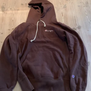 Champion Hoodie  - Brun Champion Hoodie, modellen är reversed Weave. Är lite boxy i sin stil.  Väldigt bra skick!