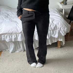 Lågmidjade kostymbyxor - Från Bikbok i storlek 34.