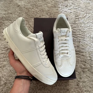 Valentino Flycrew - Säljer dessa helvita valentino flycrews! | Skick 9/10 (En Nit Borta) | OBS: INGA INNERSULOR | Storlek 44 (sitter större) | Box, Kort, Vita och Svarta Snören ingår | Hör av dig för fler bilder eller om du har någon fundering! 🤝