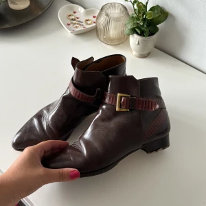 Vintage skor 👞  - Bruna vintage skor med klack 👞🩷 Strl 38  Pris kan diskuteras & köpare står för frakt 📦 Gummisula på klacken saknas 