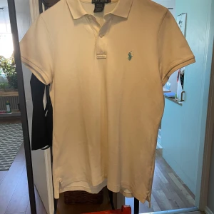Ralph Lauren piké vit/beige - Bra skick, hör gärna av dig om du har funderingar.