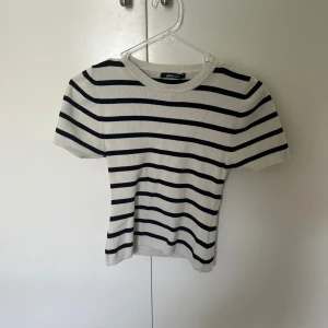 T-shirt  - Liten tajt T-shirt från Gina!!