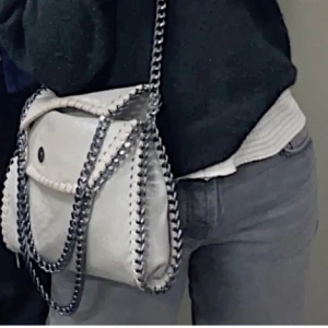 Säljer min stella mccartney liknade väska i grå färg🩷 - Väskan har en kedja som man kan ha över axeln annars kan man även hålla väskan i handen😊 Det är även en magnet inuti väskan som stänger den, alltså är det ingen dragkedja som stänger väskan!! Leopard mönster inuti väskan🙏🏼😇