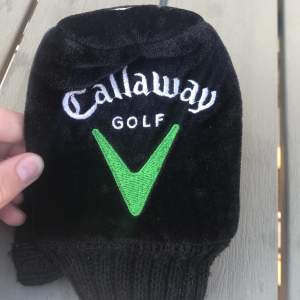 En svart golfheadcover från Callaway med vit text och en grön logotyp. Headcoveret passar fairway trä 3:or. Orginellt från Callaway big bertha trä 3:a men fungerar till alla sorters trä 3:or. Är i väldigt bra skick. Kolla även in mina andra annonser.