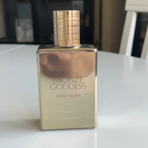 Estée Lauder parfym - Nästan full, knappt använd något !!  tyvärr så har jag tappat bort paketeringen! skriv om du har några frågor <3