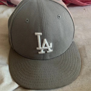 New Era LA keps Grå - 55,8 cm runt huvudet, bra skick, använd men funkar bra som ny. 479kr som ny