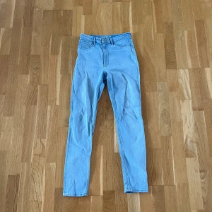 High waist skinny jeans - Blåa skinny denim jeans. Bra skick. Storlek 13-14y
