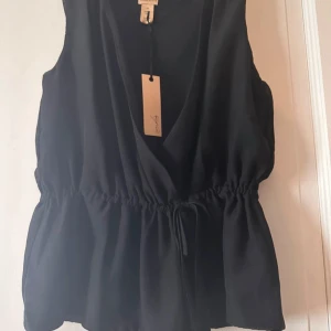 Blus utan ärmar - Blus från jeane blush. Omlott fram och knyt i midjan 