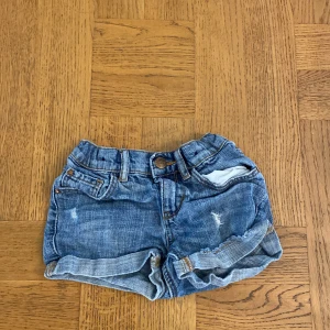 Shorts för barn - Små gulliga jeansshorts för barn i storlek 116.  Från: Detroit denim. Bild 1: framsidan  Bild 2: baksidan  Aldrig använda.