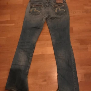 Evisu bootcut jeans - Bra skick inte andvänd många gånger. Inga hål och inga skador. Pris kan diskuteras❤️