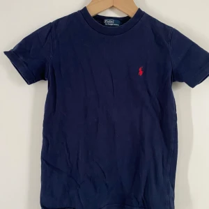 Ralph Lauren t-shirt - Använt skick för barn. Syns att den varit tvättad. 