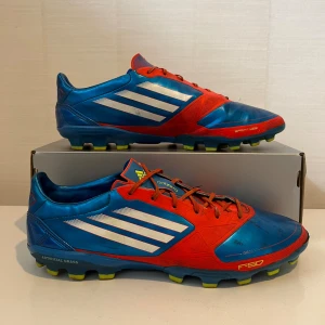 Adidas F50  - Adidas F50 Adizero TRX AG “Prime Blue/Red”📚, skick- 9/10 (högra skon är 8.5/10), ❗️Extra orginal sulor följer med skorna❗️