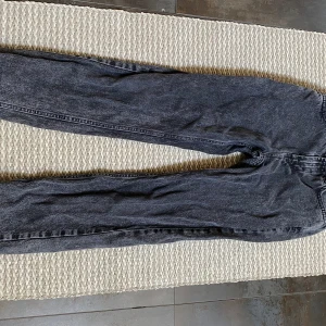 GRUNT street loose dark grey - bestseller på kidsbrandstore - GRUNT i använt men bra skick (använd en säsong sen växt ur)