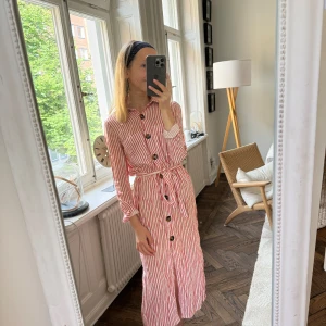 Skjortklänning från Zara - randig skjortklänning i vit/rött från zara i linne material