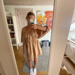 Klänning  - Jättefin klänning från hm ❣️ aldrig använd, nypris 500 kr, säljer för 230kr❣️