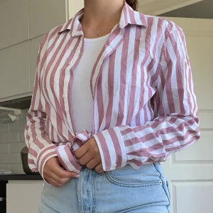 Randig skjorta  - En fin randig skjorta från H&m. Bara andvänd en gång. Köpt på herravdelningen.