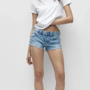 Jeans shorts  - Låg midjade snygga shorts från pull & bear stl 32💕