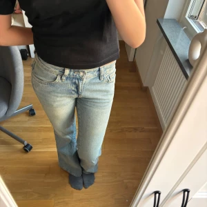 Jeans - Jeans från Gina Tricot storlek 36 köpa för 499kr. Säljer pga inte min stil längre. Kom privat för mått, jag är 169!