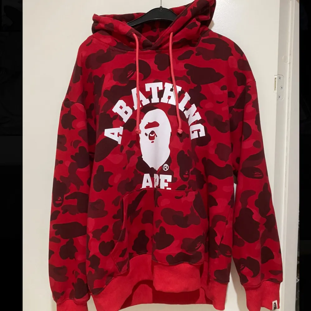 Säljer en riktigt fet Röd Bape Hoodie som är sällsynt. Skick: 9/10 Storlek: M . Hoodies.