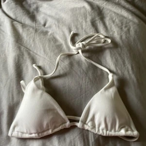 Vit bikini - Köpt från Shein förra sommaren, använd få gånger. (2 underdelar) inte genomskinlig. Köpt för 150kr