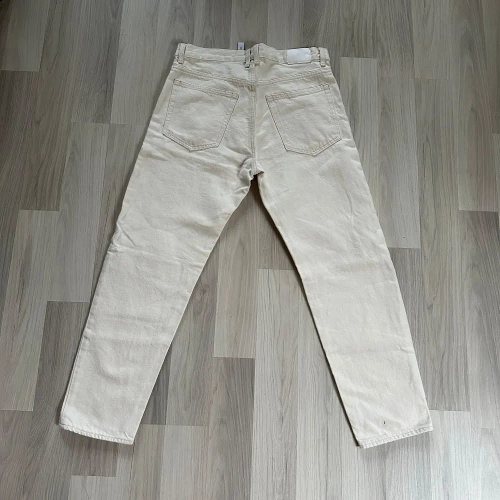 Väldigt snygga barrel jeans Nyskick, använd 1 gång då dom är för små för mig!  Storlek - W30 L30 . Jeans & Byxor.