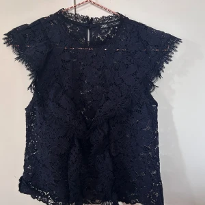 Zara spets topp - super fin mörkblå spets topp från Zara stl xs