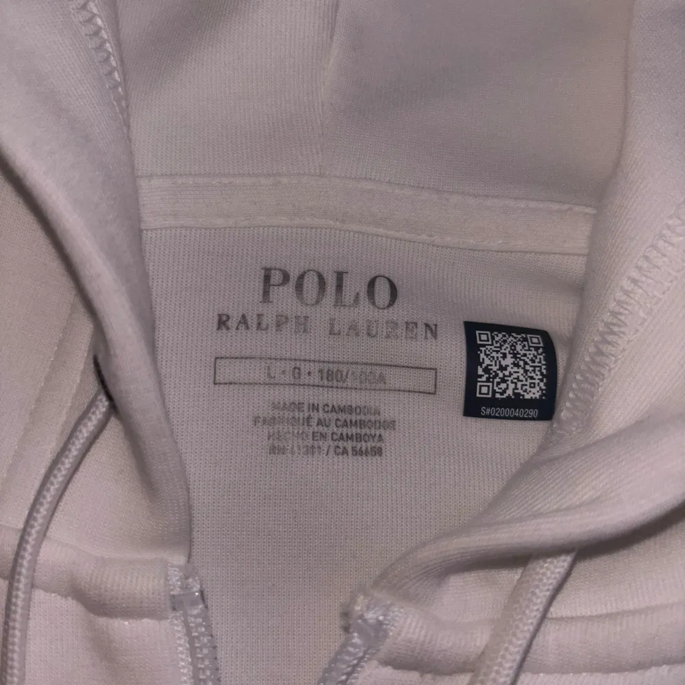 Säljer denna polo zip up, helt ny och oanvänd!. Hoodies.