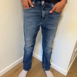 Replay jeans  - Replay jeans dem är i bra begangnat skick men har håll i båda fickorna, kanske går att laga hos en skräddare därför säljer billigt, 12-14 år, ny pris 899kr köparen står för frakten 📦  kom privat för fler frågor👍🏻