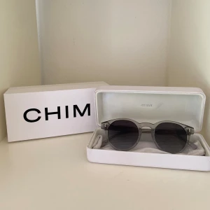 Chimi 03 - Chimi 03 i bra skick, färg grey. Nån repa men inget som syns nör man använder dem. Nypris 1,3k. Eventuellt byte mot 02 eller 04. Pris går att diskutera✅