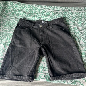 Lager 157 Jeans shorts - Använda en sommar annars aldrig mer då ja sluta använda jeans shorts, de är inte solbrända och färgen är likadan, bara lite slitna