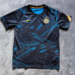 Inter Milan snakeshirt - Inter Milan träningströja med fet snakeskin design. Knappt använd och inga skador. Pris kan diskuteras 
