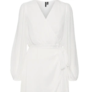 Klänning - Säljer denna super fina klänningen som passar till skolavslutningen, bröllop, semestrar osv, den är endast andvänd 1 gång men den är fortfarande i super fint skick skulle nog säga 9/10 i skick!💗 (Köpte den för 500kr) Kom privat för fler bilder😊