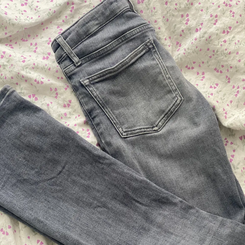Jätte snygga gråa Calvin Klein jeans, low/mid waisted, strl 14/158/164. Jätte fint skick, säljer pga att dem blivit för korta. Nypris 799kr.⭐️  Köparen står för frakten.. Jeans & Byxor.