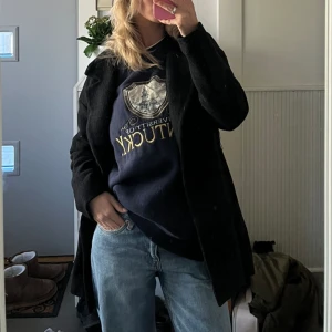 Kort kappa wool blend - Perfekt kortare kappa från bikbok!🥰 Köpt för 2-3 år sedan, använd fåtalet gånger. Kappan är i wool blend. Passar nu till vår när det kan vara lite småkyligt! 💐☀️ storlek XS. Normal i storlek! Kan stängas med två knappar.