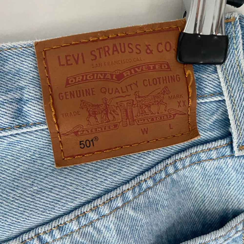 Levis 501 i storlek 25/30. I väldigt fint skick utan defekter.. Jeans & Byxor.