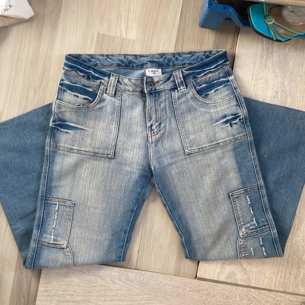 Så snygga lågmidjade bootcut jeans med coola fickor och detaljer! Fint söm och dem sitter så snyggt💝. Jeans & Byxor.