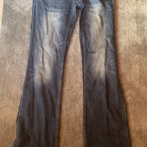 Lee jeans - ett par blåa Lee jeans som inte passar mig längre. pris går att disktuera och hör av för bilder