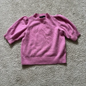 Rosa stickad tröja  -  Tröjan är i normal storlek och är i mycket bra skick.