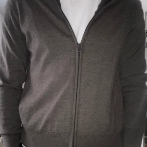 Cardigan / Full zip  - Merinoull. Cardigan full zip. Giorgio Valeri. Riktigt snygg och perfekt skick. Hör av er vid funderingar!