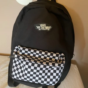 Vans ryggsäck  - Säljer min ryggsäck från vans. Den har jätte bra med utrymme och man får plats med mycket i den. Den är i jätte bra Skick. Du står för frakt själv. Hör av dig om du är intresserad.