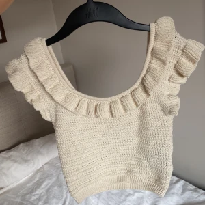 Söt topp - Jättesöt ljusbeige/krämvit topp med lite volang💕använd en gång! Pris kan diskuteras💗
